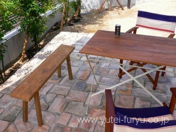 耐火レンガのテラスとサンシェードパラソル...