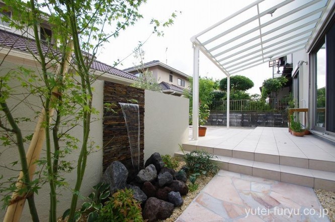 水音が心地よい壁泉のあるプライベートガー...