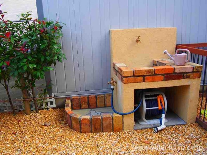 おしゃれで実用的な立水栓が際立つ庭 | ...