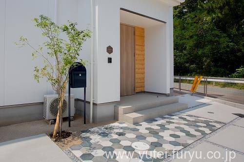 ヘキサゴンタイルが際立つシンプルモダン外...