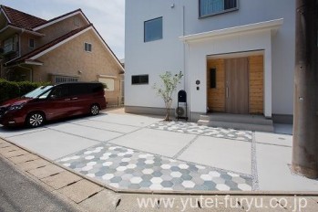 ヘキサゴンタイルが際立つシンプルモダン外...