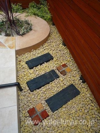 モザイクタイルがオシャレな立水栓のある庭...