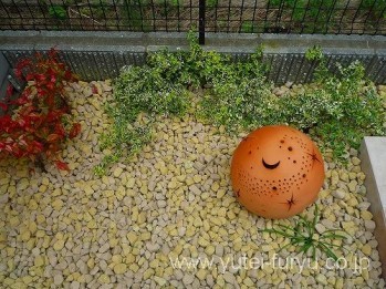 モザイクタイルがオシャレな立水栓のある庭...