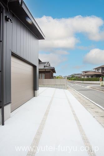 建物を引き立たせるシンプルモダン外構 |...