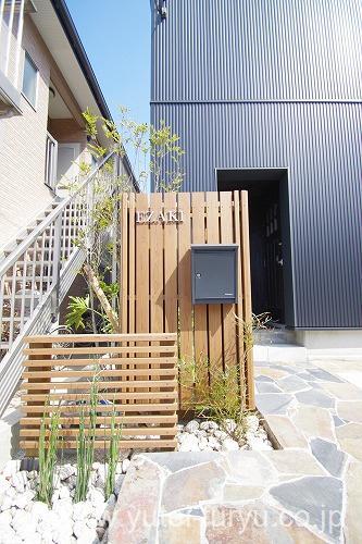 シンプルモダンに木のぬくもりをプラスした...
