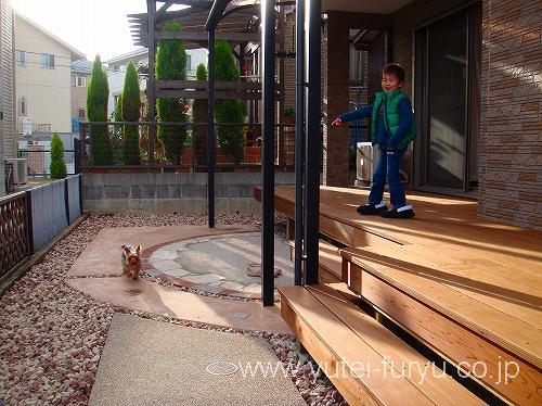 程よい目隠しと雑草対策で愛犬も寛げる庭に...