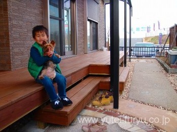 程よい目隠しと雑草対策で愛犬も寛げる庭に...