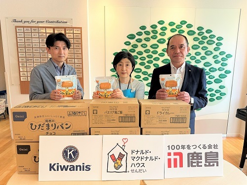 Image: (From left) Secretary General Hata of Kiwanis Club of Sendai, House Manager Komatsu of Sendai House, and Senior Manager Y