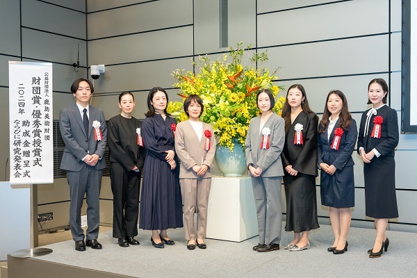 Image: Group photo of the winners. (From left) Yoshito Uketa, Tomoyo Shimizu, Akiko Kato, Mayumi Yamashita, Mayuko Mori, Wang Sh