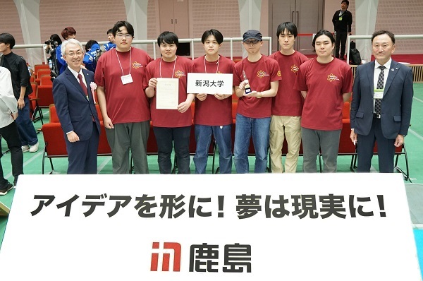 Image: Photo with the Niigata University team, the recipient of the special prize