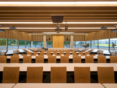 図版：麗澤大学 校舎さつき