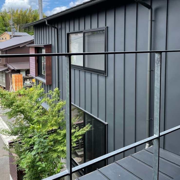 屋根の太陽熱を利用して換気・暖房しています