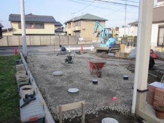 川越市 C様邸 白い門袖と自然石乱貼りの...