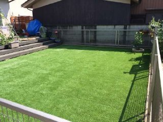 埼玉県川越市：人工芝ネオグリーンを使った広々ドッグラン　　すごいきれいに貼れてH様も大満足です