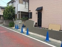 さいたま市：塗り壁のための下地を塗っている様子です。