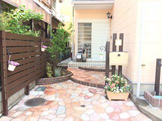 埼玉県川越市：ピンクの乱型石とナチュラルブラウンが綺麗なアプローチ　　エクステリア・外構・玄関前