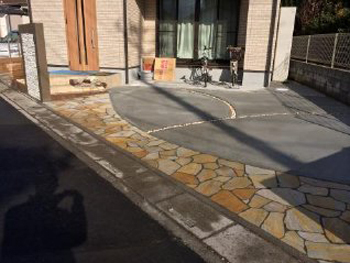 上尾市 O様邸 塗り壁とタイルの2素材使...