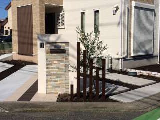 川越市：高級感のあるタイル貼りの門柱と、動きのあるスリットフェンス　　エクステリア・外構・川越・門柱