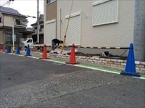 川越市新築外構：道路側にはメイクランドのシュガーイエローのレンガを積みました。