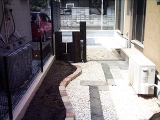 駐輪スペースのサークル状ピンコロ石がいい感じです。花壇も気に入っています。