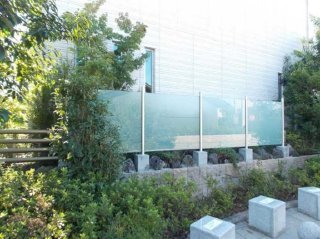 坂戸市：強化ガラス製の、シンプルな目隠しフェンス　「タカショー・ビュースルーフェンス」セミフレームタイプ