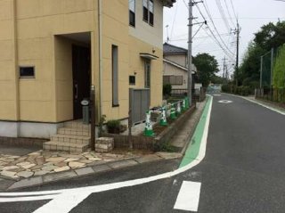 まずは、既存の植栽を抜根しました。ここにフェンスを立てます。坂戸市　フェンス　駐輪場
