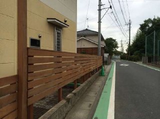 アイアンウッドでフェンスを製作。目地も20mmで程よい目隠しになります。坂戸市　フェンス　駐輪場