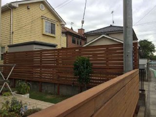 南側にもフェンスを立てました。自然素材の温かみが出ますね。坂戸市　フェンス　駐輪場