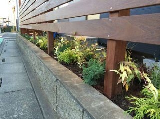 坂戸市：アイアンウッドでフェンスとゲートを造りました。ゲートをくぐると駐輪場になっております。　外構　駐輪場　フェンス　カンナ