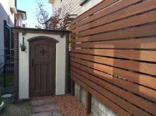 坂戸市：アイアンウッドでフェンスとゲートを造りました。ゲートをくぐると駐輪場になっております。　外構　駐輪場　フェンス　カンナ