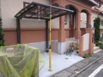 サイクルポートの屋根を切り詰めて敷地内に収めました　所沢