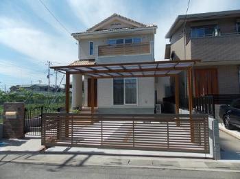 さいたま新築外構　正面から　オーバードア閉まっている様子