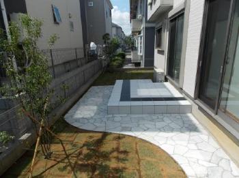 タイルテラスや芝生のシンプルモダンな雰囲気が気に入りました。庭に出るのが楽しみになりました。