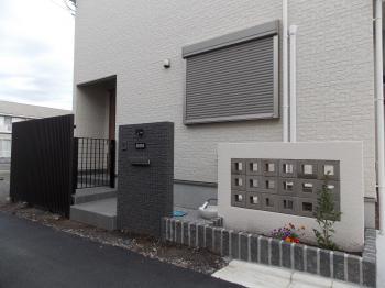 黒を基調にしたシンプルモダン、スルーブロックの壁で通気を妨げません