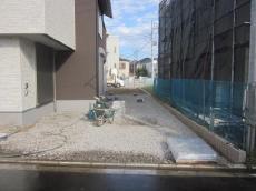 川越新築外構　砂利を敷いて転圧