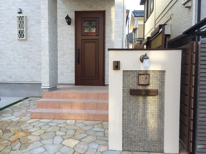 川越市　タイルがポイントの門柱、人工芝、人工木デッキ