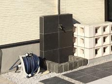 名古屋モザイク　ネイチャー　のタイルを使った立水栓