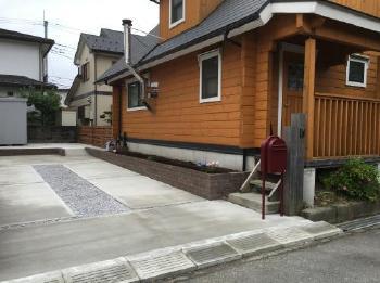 完成した駐車場　土留めを兼ねたレンガ造りの花壇　川越市