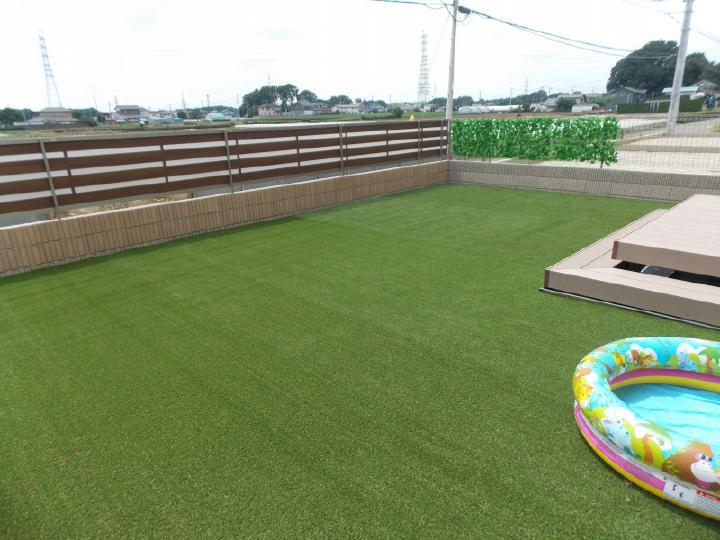 川越市　広々人工芝のお庭をフェンスで囲ってお子様も安心