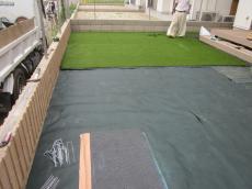 川越市　防草シートを敷いて人工芝施工
