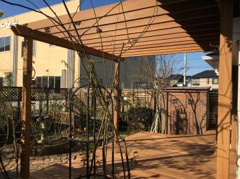 鶴ヶ島市　アイアンウッド(ウリン)デッキ屋根のパーゴラ