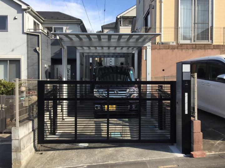毛呂山町　縦列カーポート(三協アルミのスノースカイ 奥行２連結)と、土間コンクリートで雑草対策