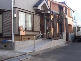 滑りにくい玉砂利洗い出しのスロープ　川越