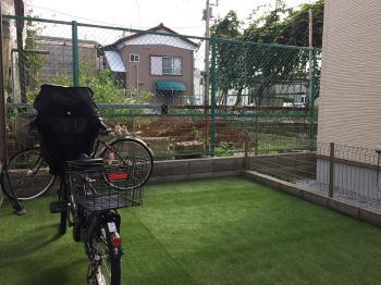 雑草の手入れから解放され、駐車場の雰囲気も明るくなりました！