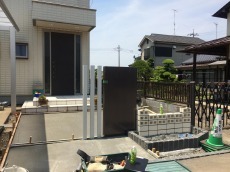 富士見市　門袖の隣に角柱を立てて、反対側の隣には白い空洞レンガ