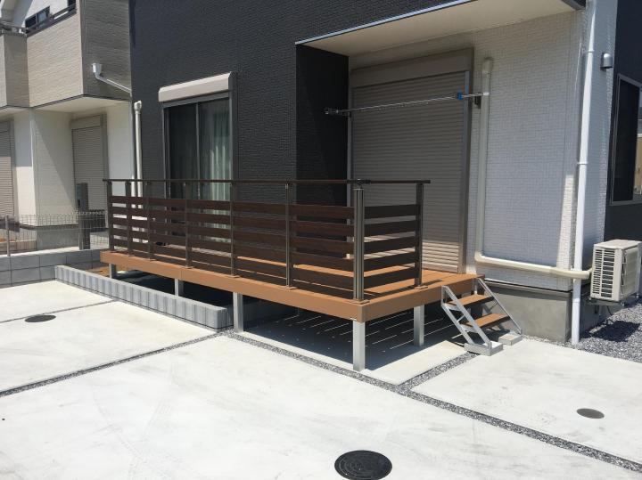 川越市　人工木(樹脂)デッキ　三共アルミひとと木2　マイリッシュM(フェンス)