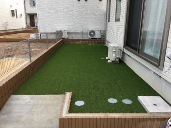 リアルでふわふわの最高級人工芝、さっそくお子様が遊ばれています！