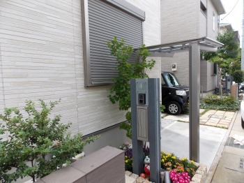 ふじみ野市　サイクルポートと、花が植えられた花壇