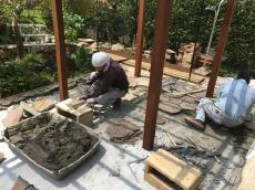 日高市　乱形石貼り(鉄平石)作業の様子