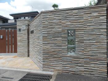 さいたま市　塀にガラスブロックを埋め込み